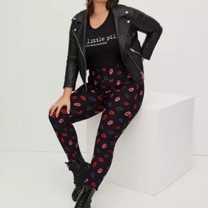 3 R • Torrid • Pocket Pixie Skinny Studio Luxe Ponte High-Rise Pants Lip Print